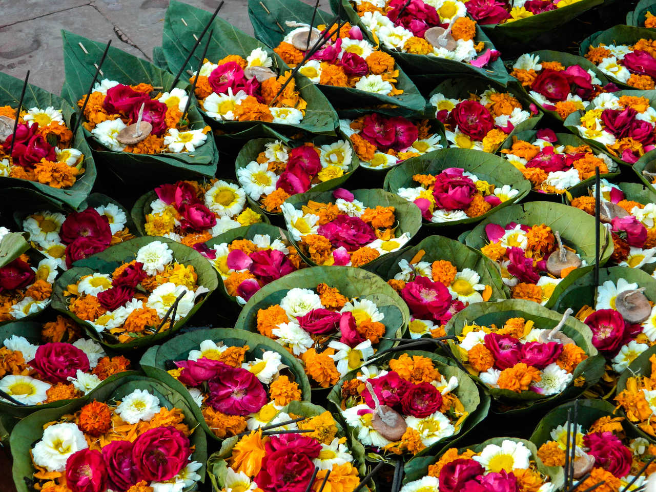 Fleurs Pour La Cérémonie Ganga Aarti à Haridwar Inde