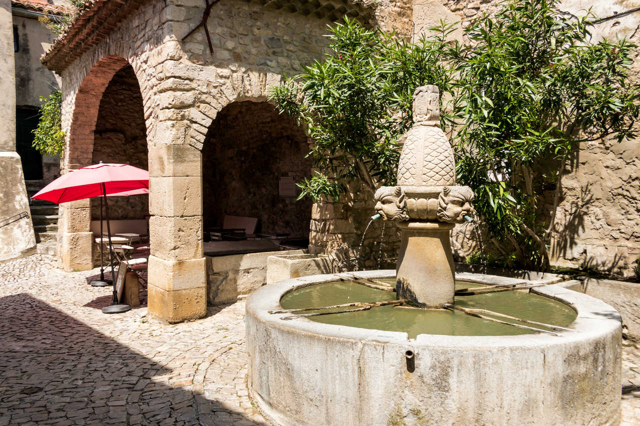 Fontaine dans un village provençal, Vaucluse, Provence