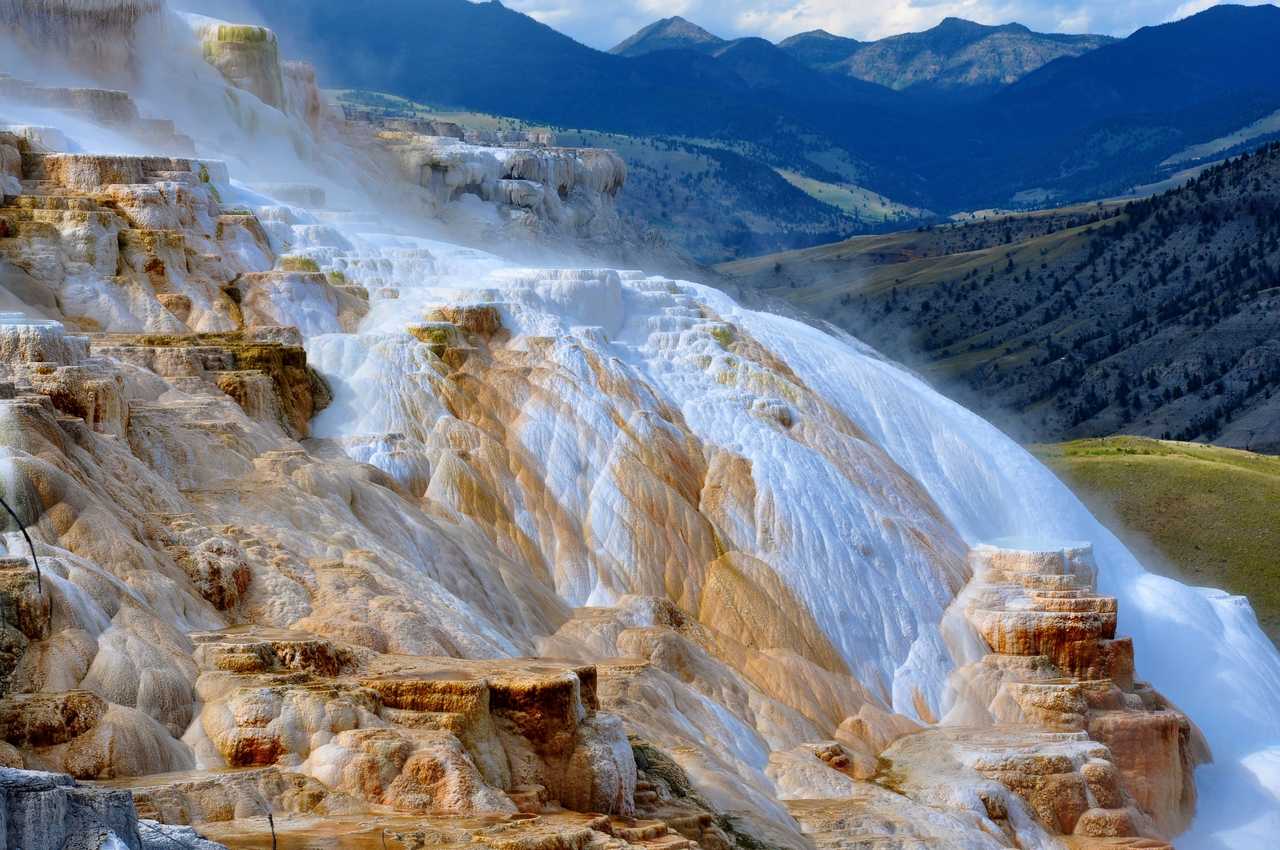Formations calcaires de Mammoth Hot Spring dans le Parc de Yellowstone