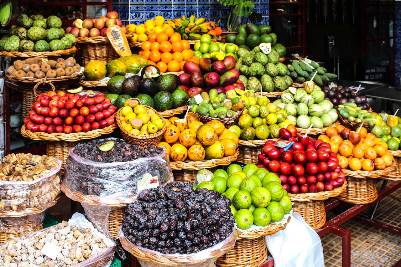 Fruits exotiques sur le marché de Lavradores, Funchal, Madère