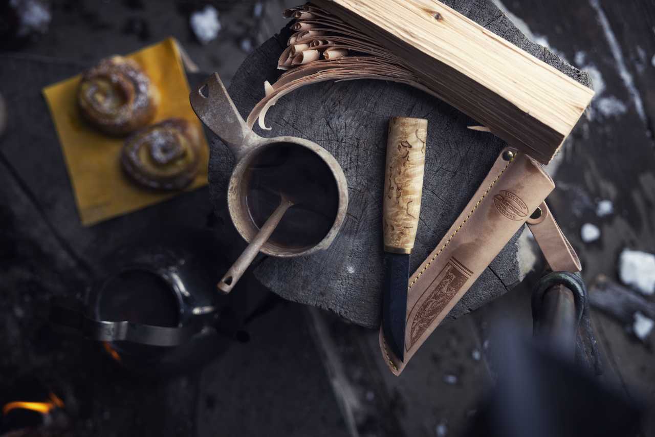 Goûter finnois avec tasse, couteau et pâtisserie traditionnels