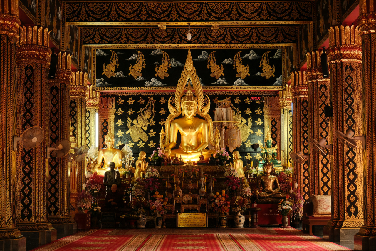 Grande statue de Bouddha dans un temple à Chiang Mai