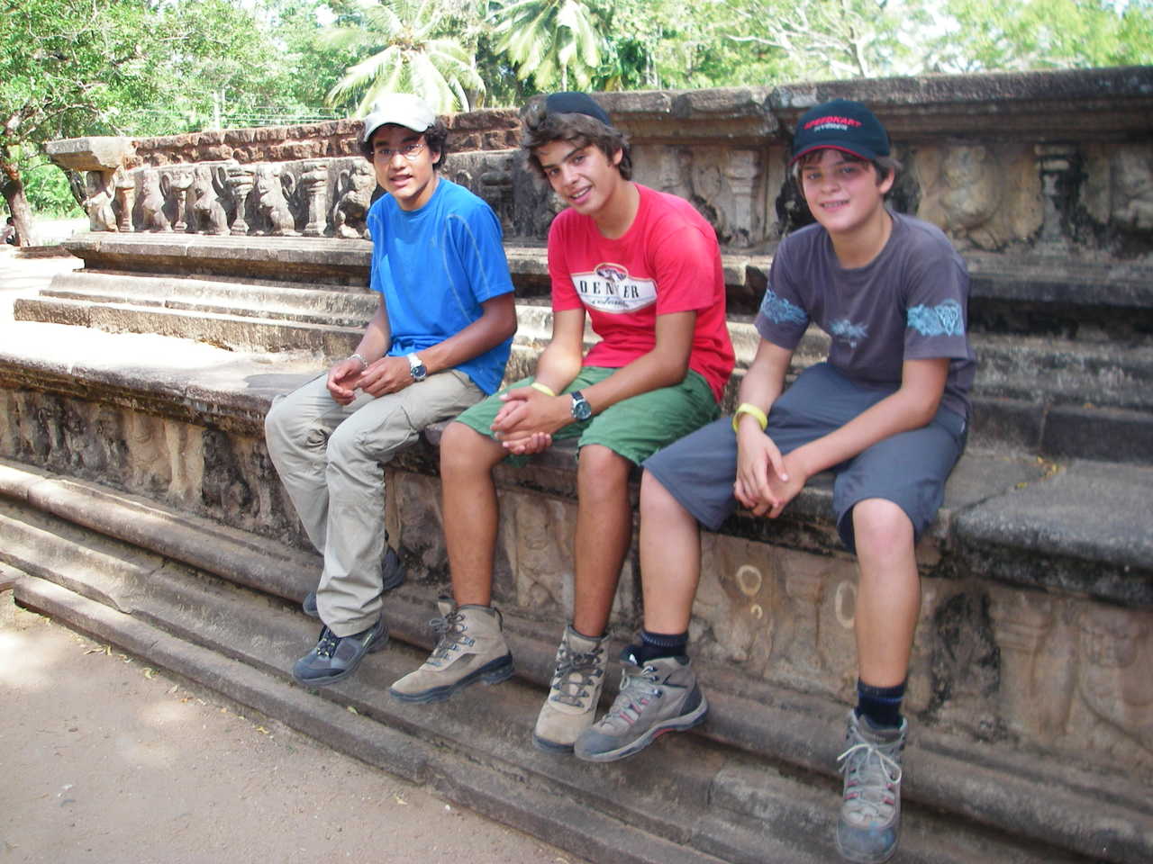 Groupe d'adolescents assis sur un rempart de temple au Sri Lanka