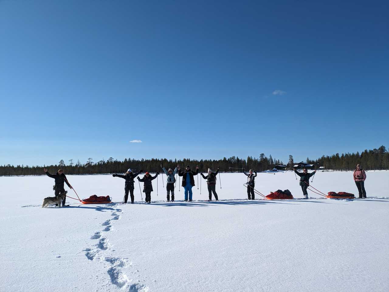 Groupe dans la neige en raquettes à Hossa