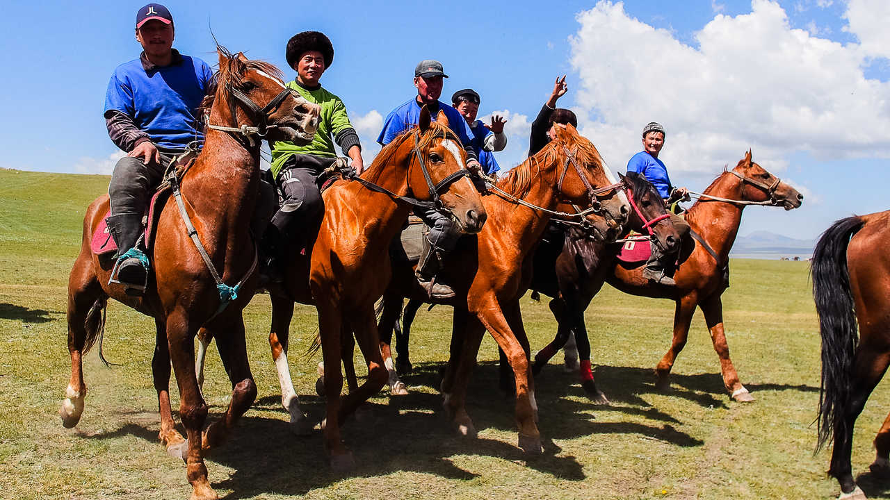 Groupe de cavaliers en Kirghizie