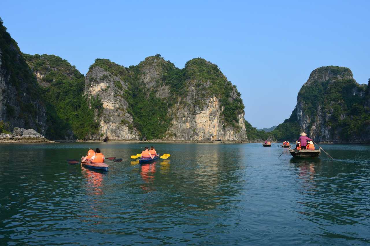 groupe de gens en canoë Kayak dans la Bai d'Ha-Long au Vietnam