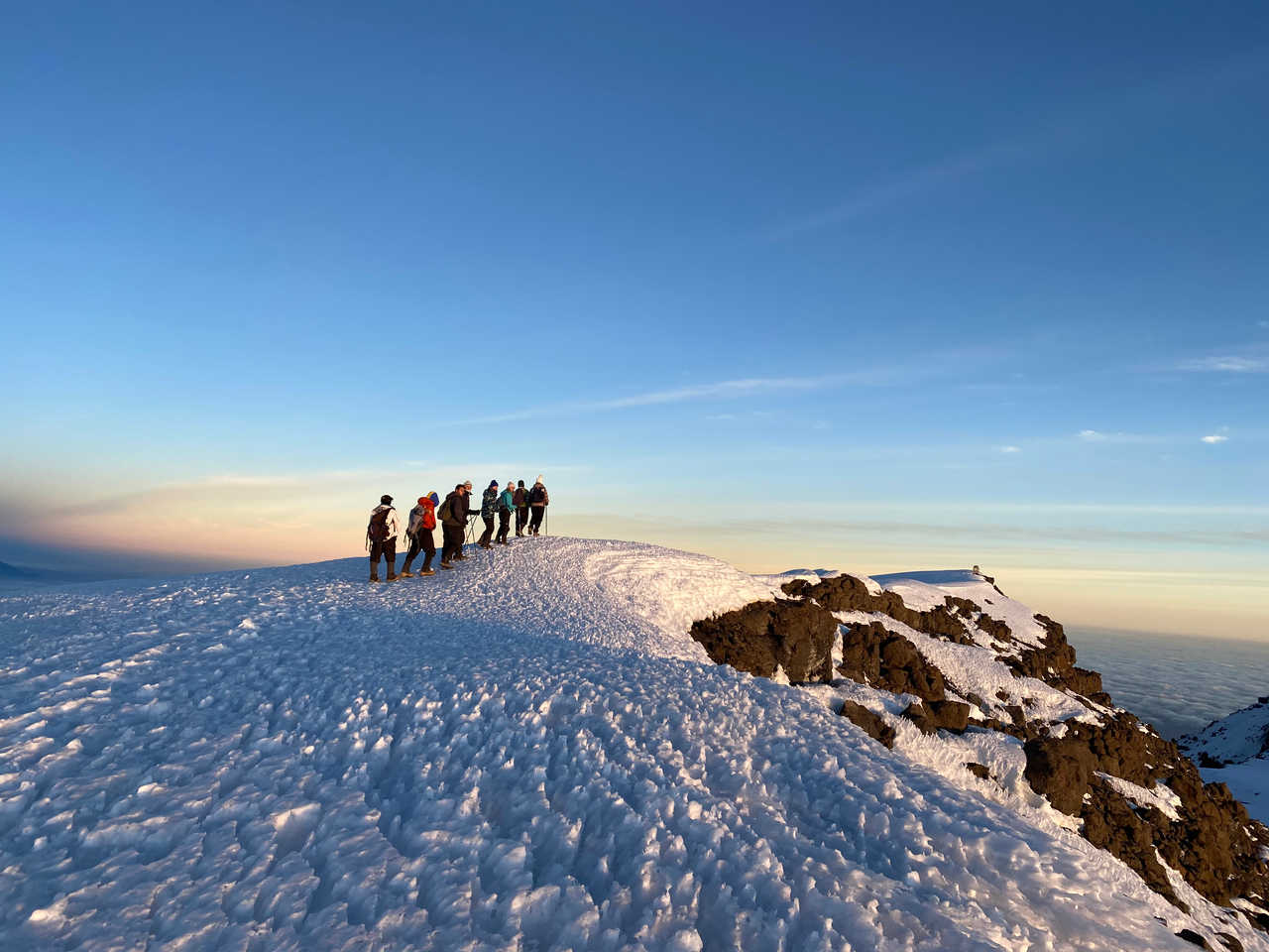 Groupe de randonneurs au sommet du Kilimandjaro