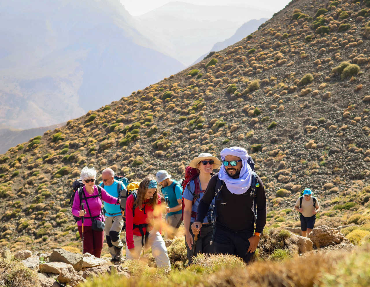 Groupe de randonneurs avec le guide en randonnée dans l'Atlas marocain, Maroc