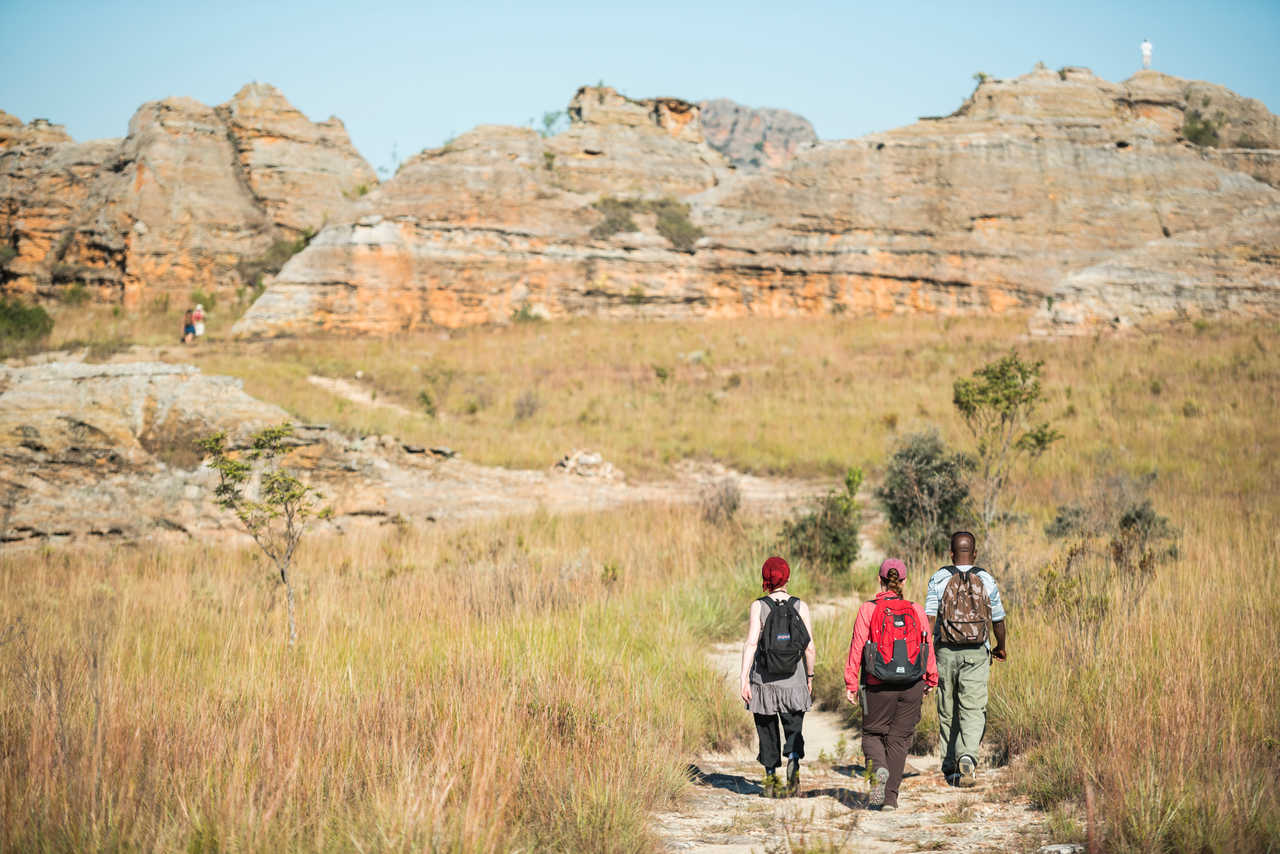 Groupe de randonneurs dans le parc national d'Islalo à Madagascar