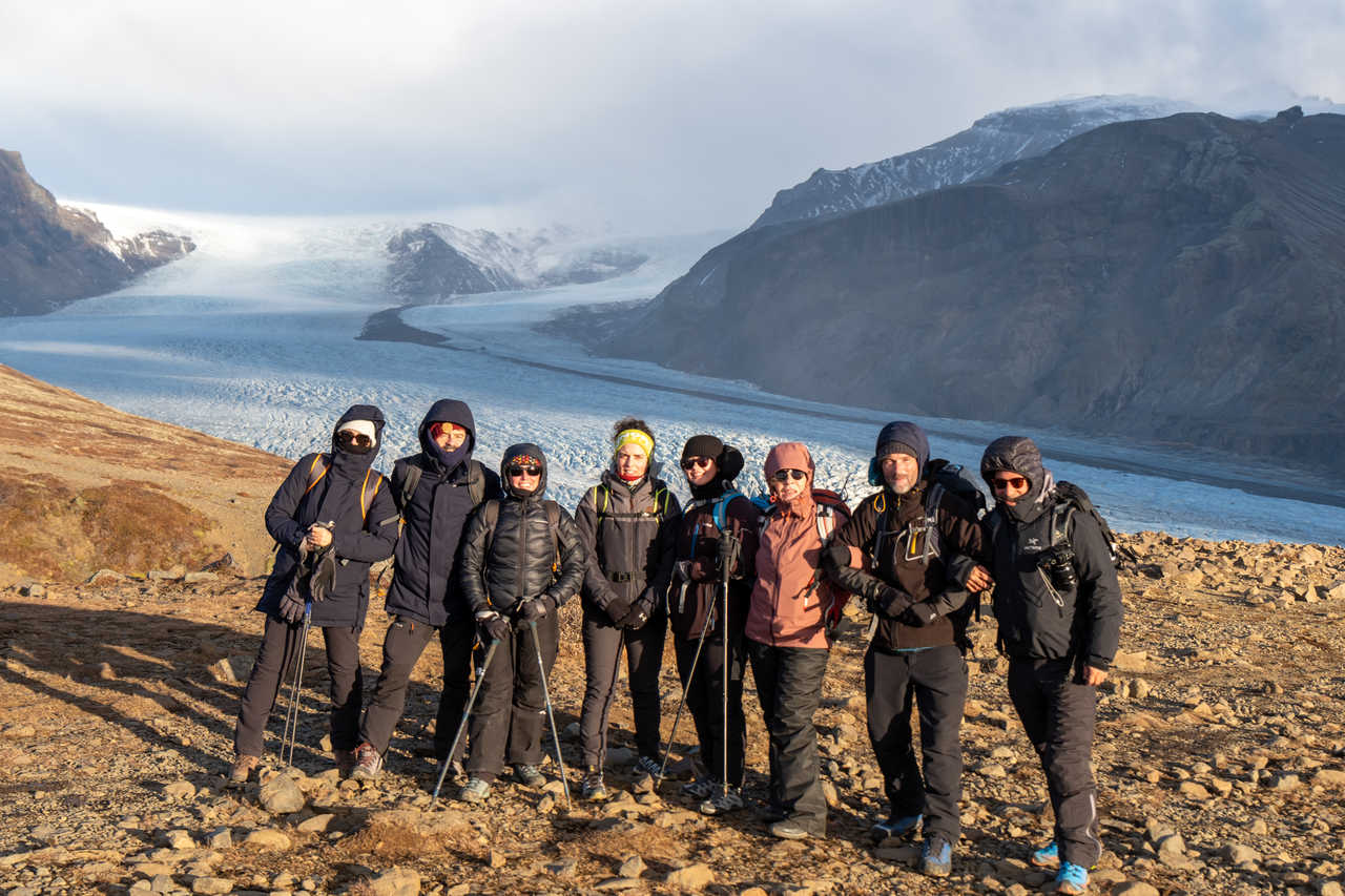 groupe de randonneurs devant le glacier Skaftafellsjökull en Islande