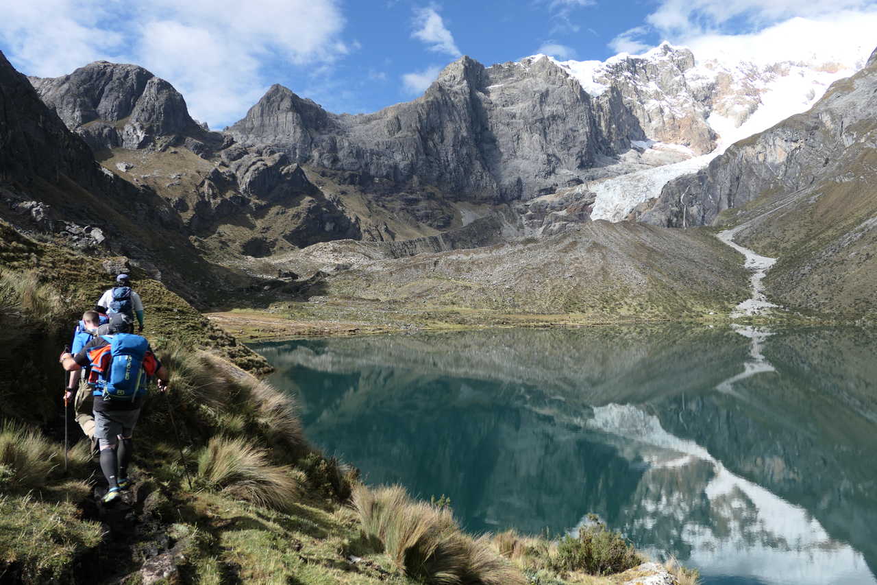 Groupe de randonneurs entre le lac Carhuacocha et le col Siula, sur le Tour du Huayhuash