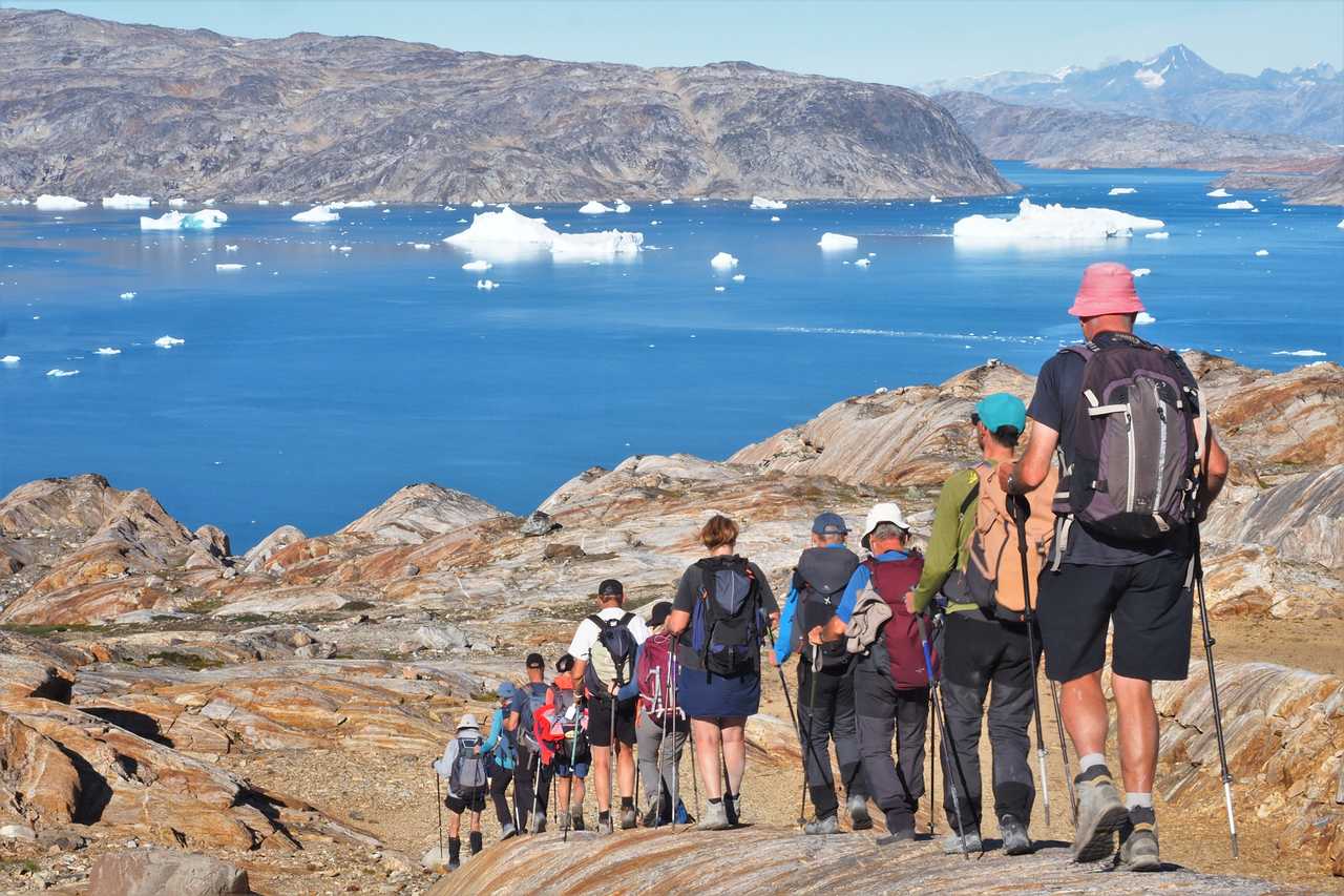 Groupe de randonneurs face aux icebergs du Groenland Est