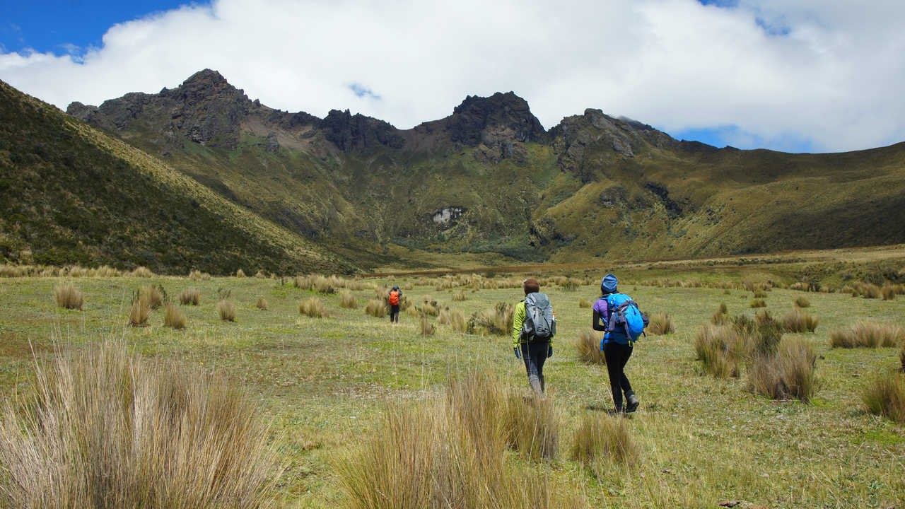 Groupe de randonneurs marchant dans la vallée du volcan Ruminahui dans le parc national Cotopaxi, en Équateur
