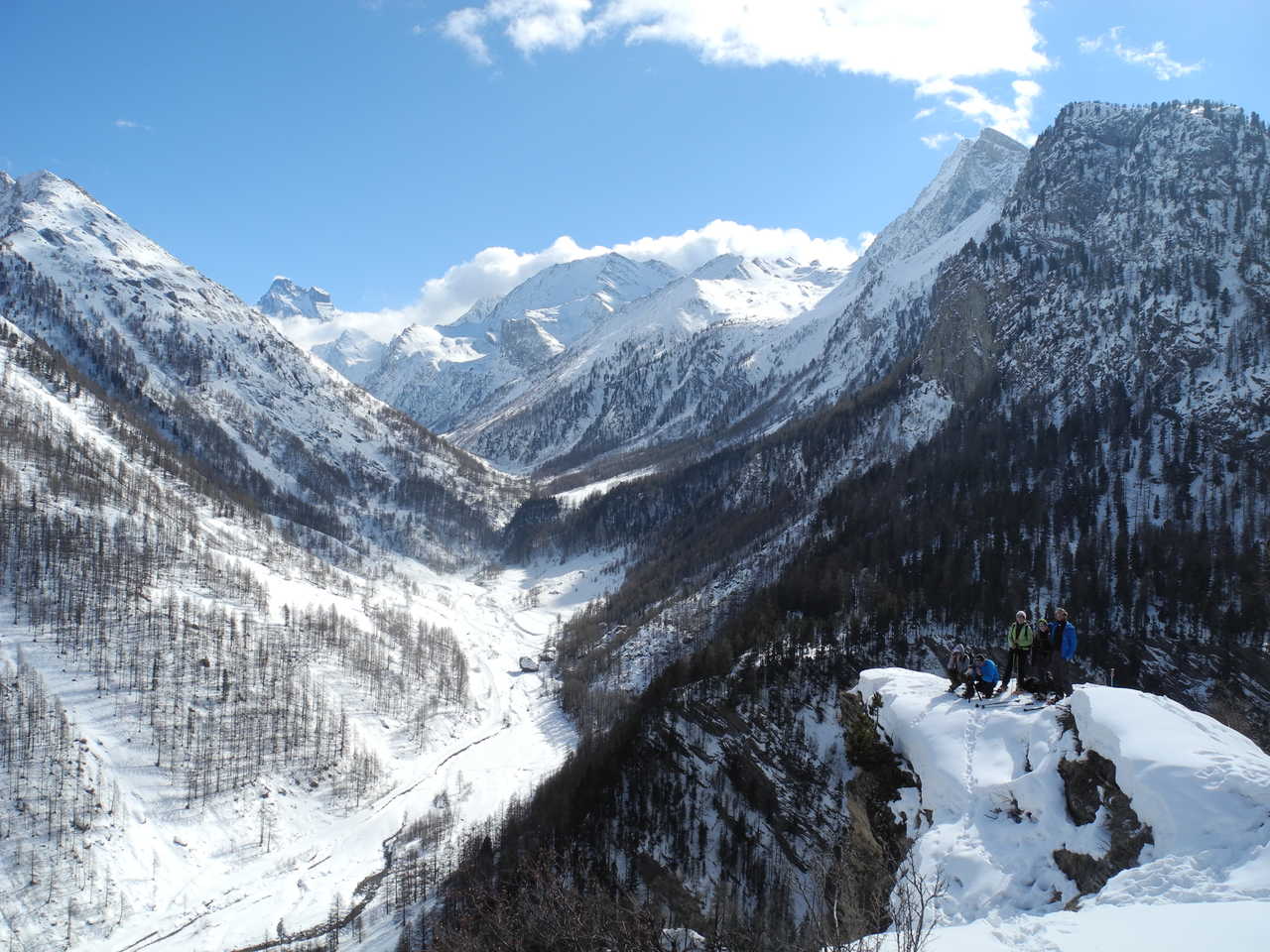 groupe de randonneurs qui admire la vue en pleine randonnée au sud est de la France dans les Alpes