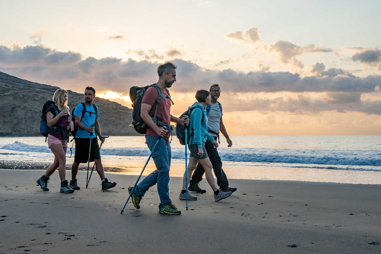 groupe de randonneurs qui marche sur la Plage de La pelada au Medano sur l'ile de Teneris