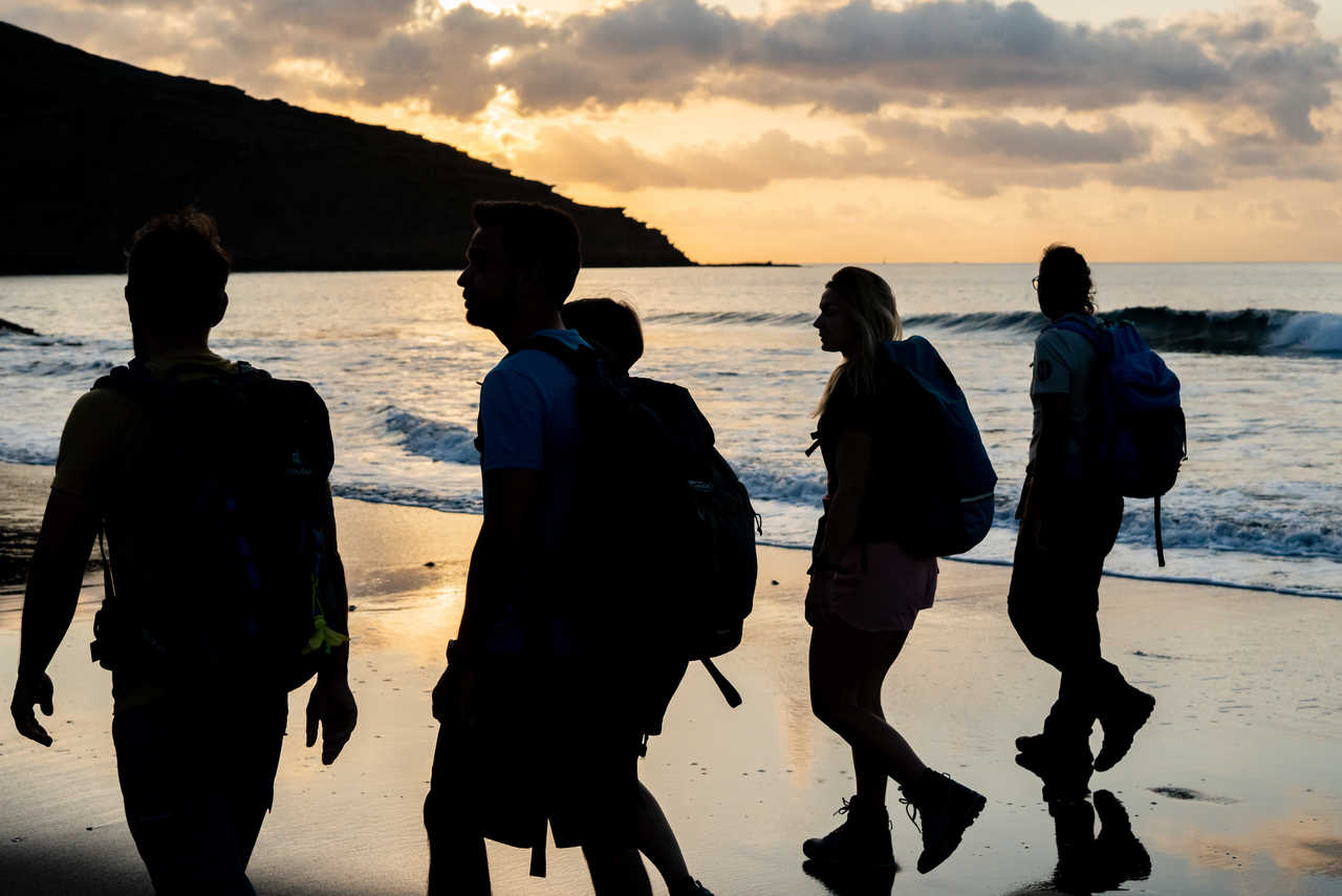 groupe de randonneurs qui marche sur la Plage de La pelada au Medano sur l'ile de Teneris