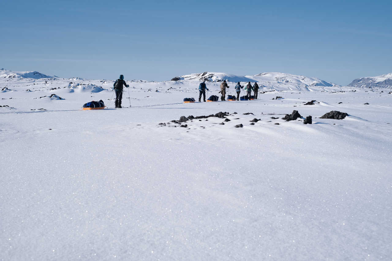 Groupe de voyageurs en ski pulka EISLSK4