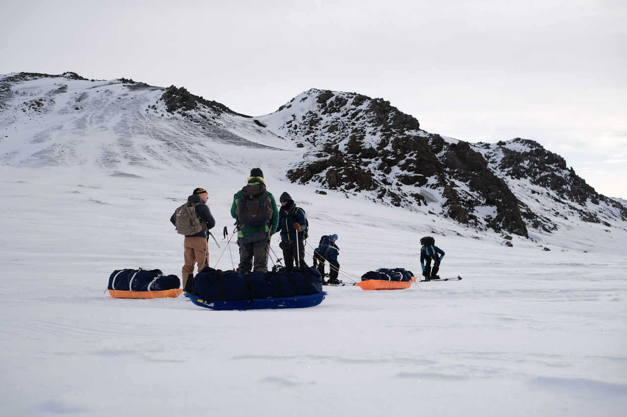 Groupe de voyageurs en ski pulka en Islande l'hiver