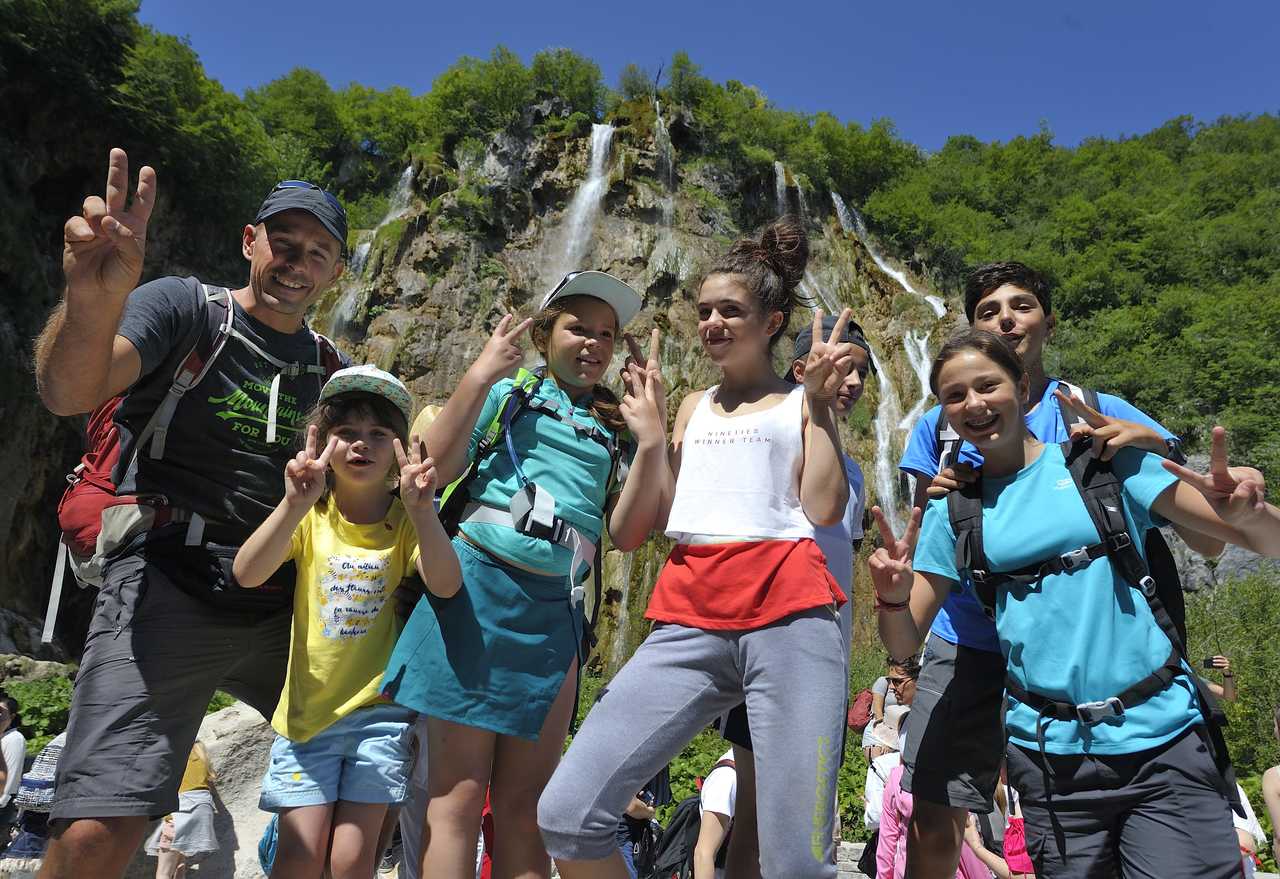 Groupe de voyageurs famille devant une cascade en Croatie