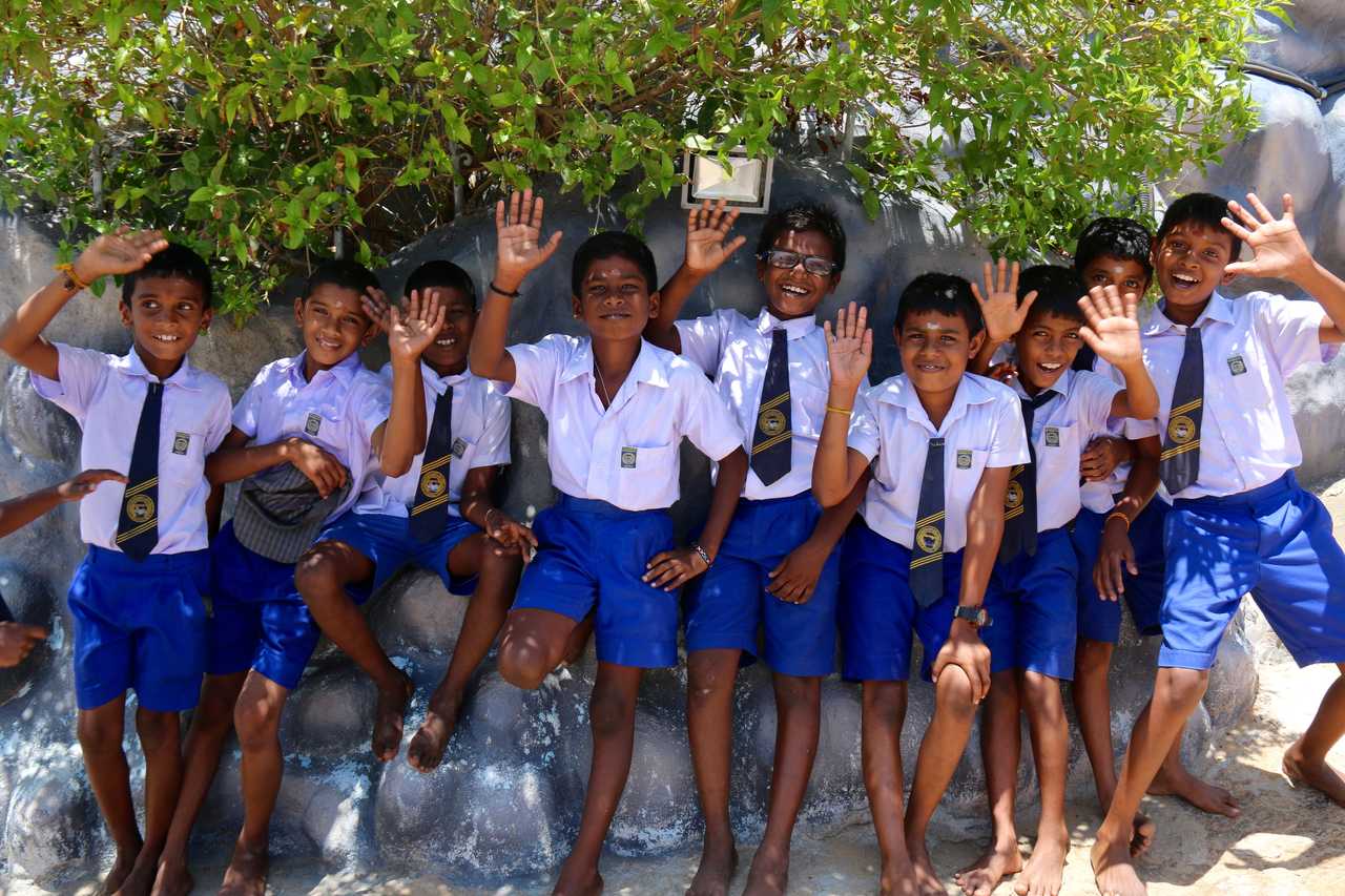 Groupe d'enfants en uniforme nous saluant au Sri Lanka