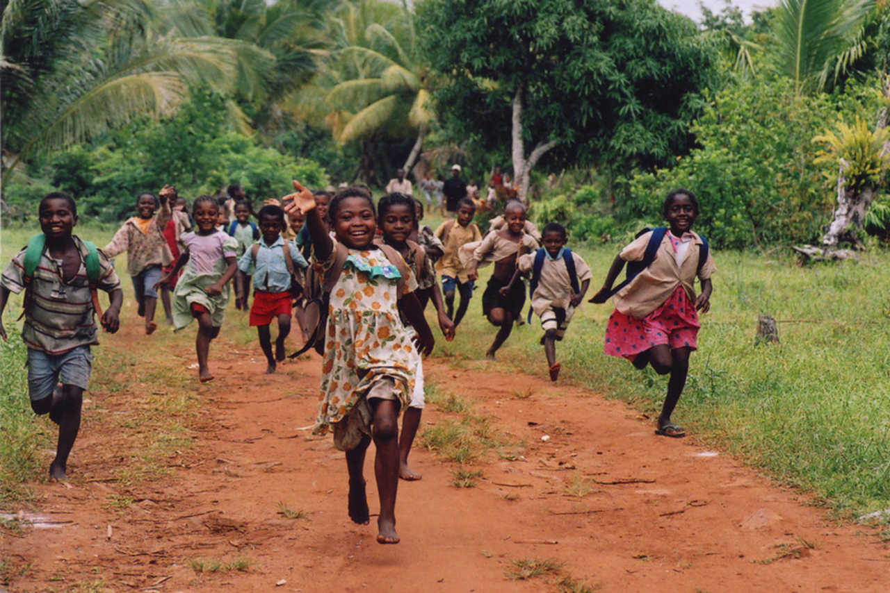 Groupe d'enfants qui courent dans la brousse à Madagascar