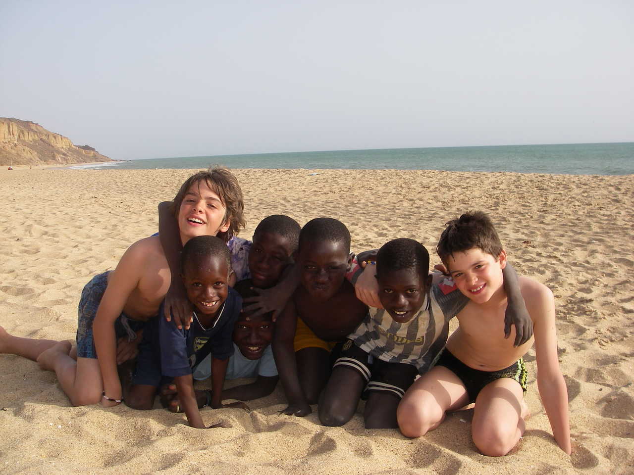 Groupe d'enfants sur la plage au Sénégal