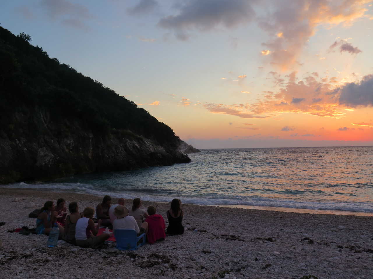 Groupe qui assiste au coucher de soleil , bivouac, karaburun, Albanie