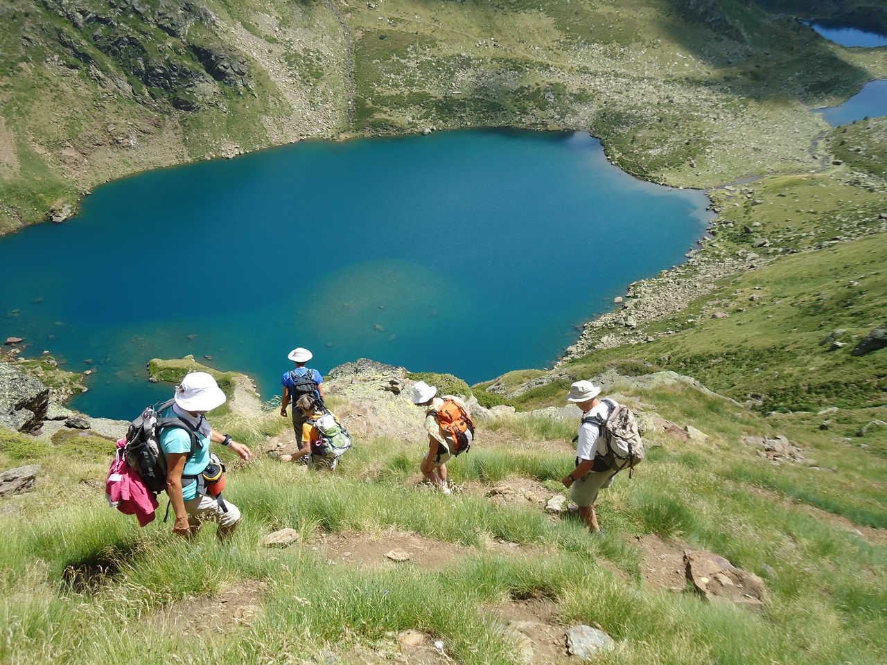 Groupe qui descend vers les lacs de Tritaina, Andorre, Pyrénées