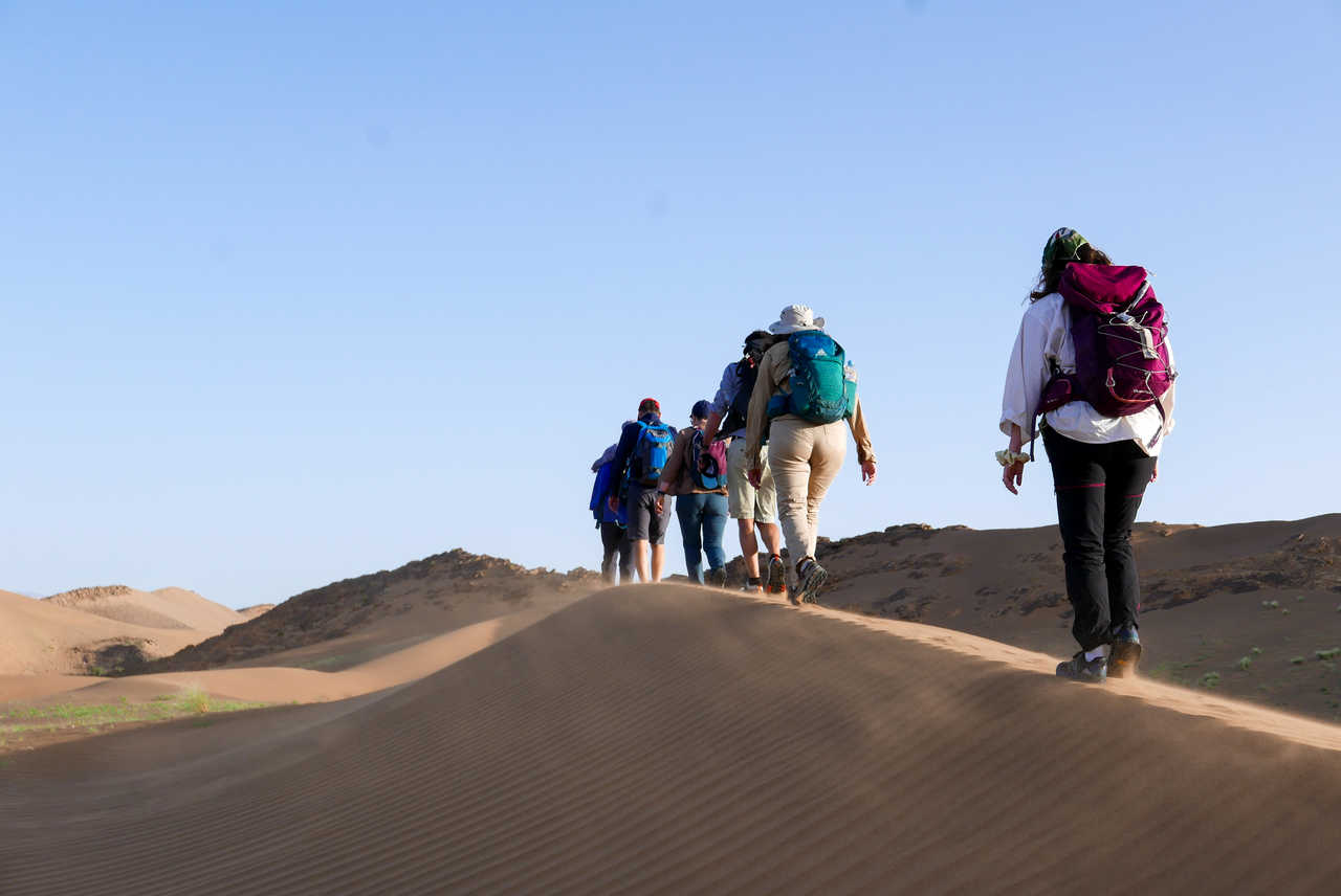 groupe sur une dune de sable dans le désert au maroc