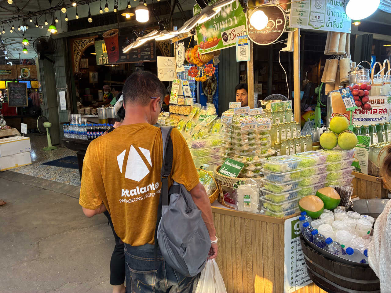 Guide au marché à Amphawa en thaïlande