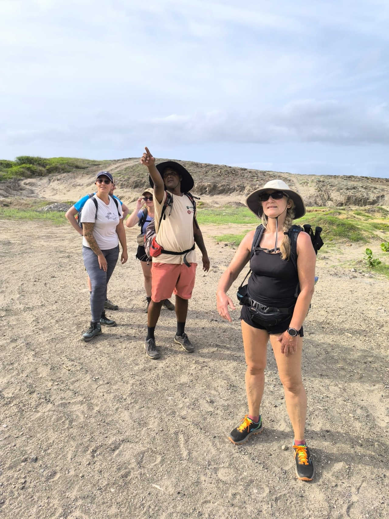 Guide et randonneurs avant une randonnée au Cap Vert