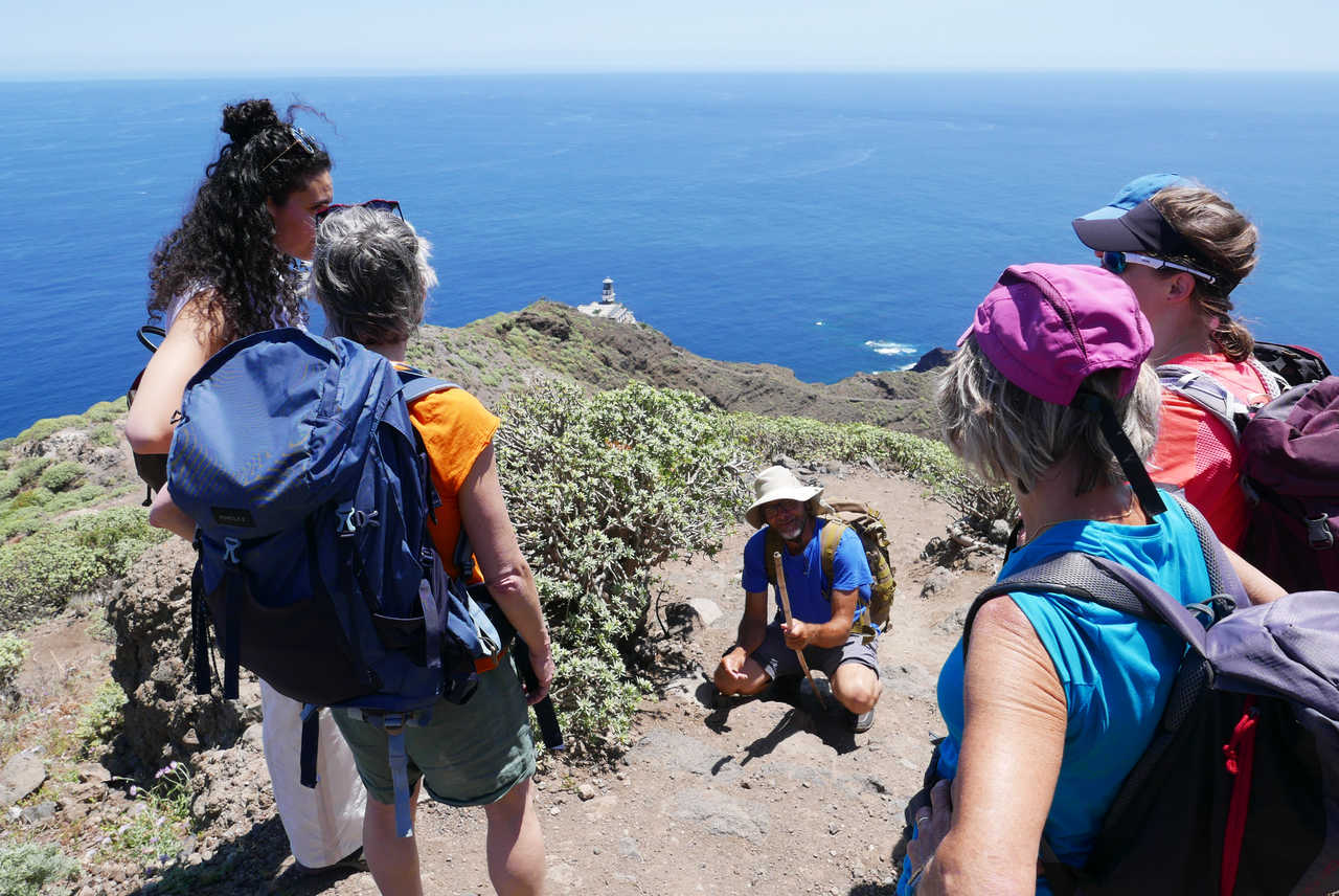 Guide et randonneurs dans le Parc rural Anaga, Tenerife