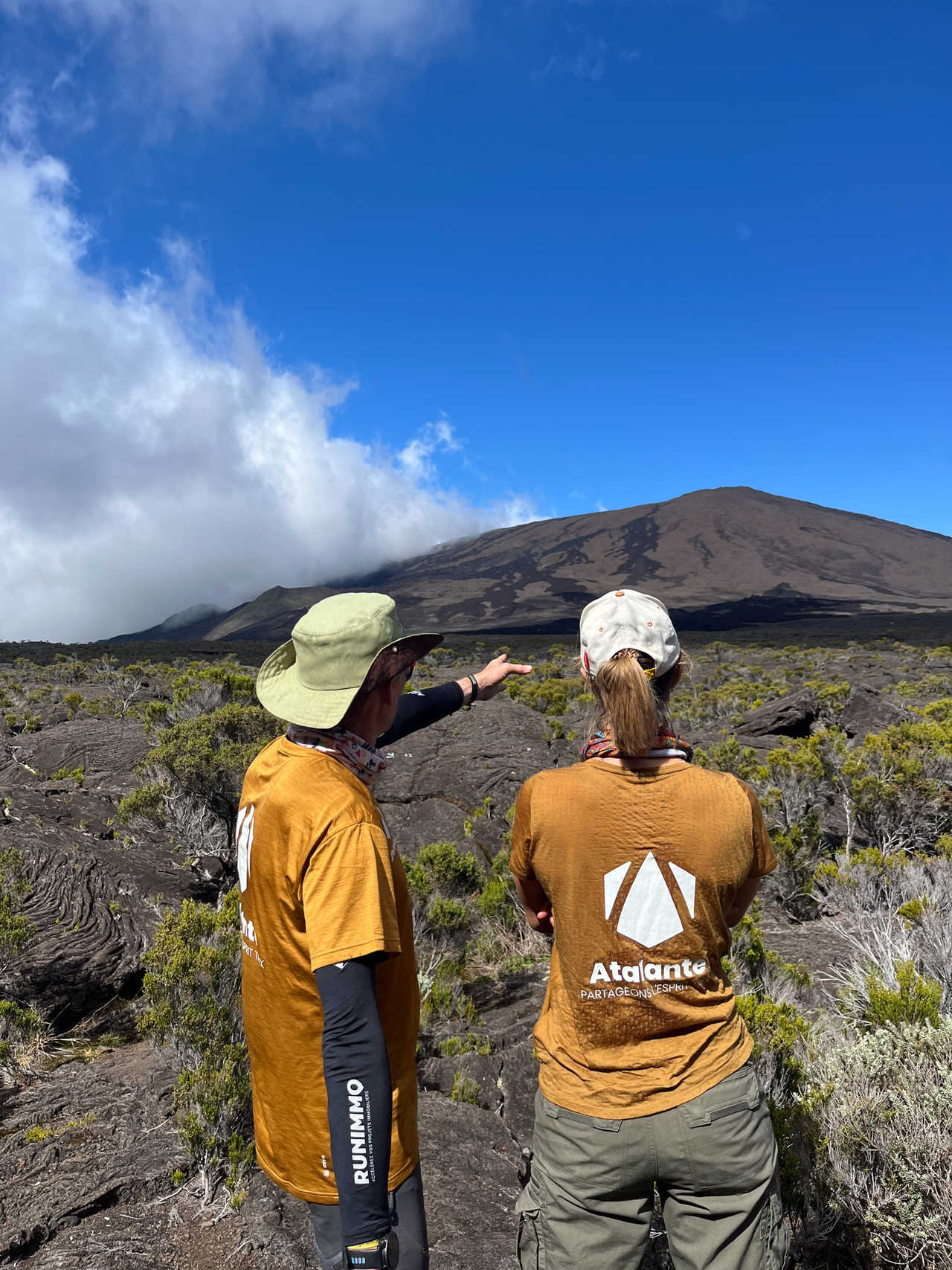 Guides regardant le paysage du Piton de la Fournaise sur l'île de la Réunion