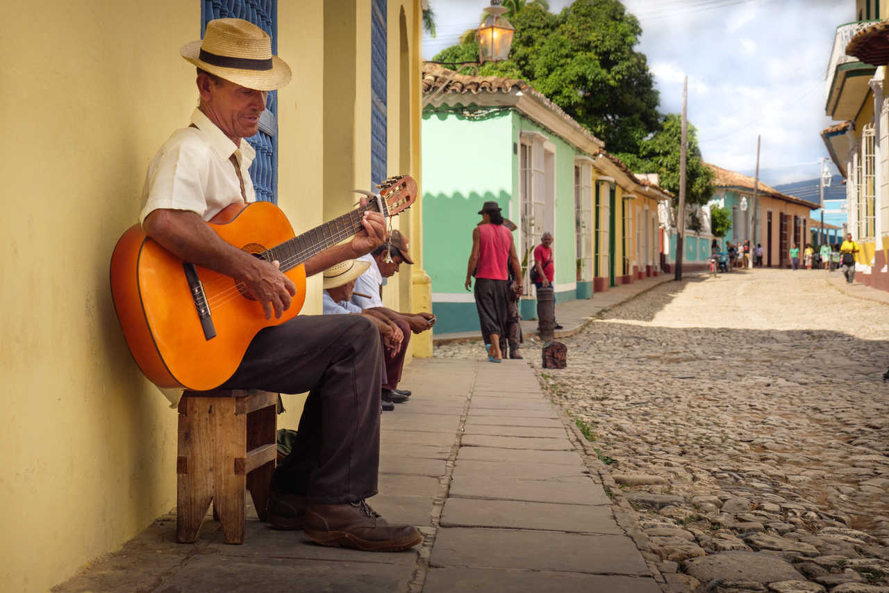 Guitariste cubain dans les rues de la Trinidad