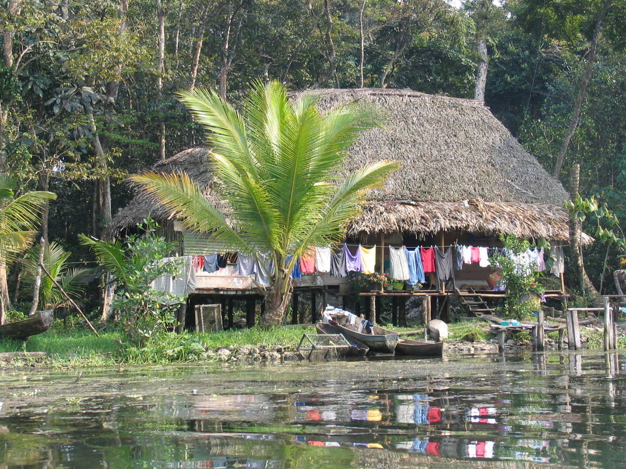 Habitat traditionnel sur le Rio Dulce au Guatemala