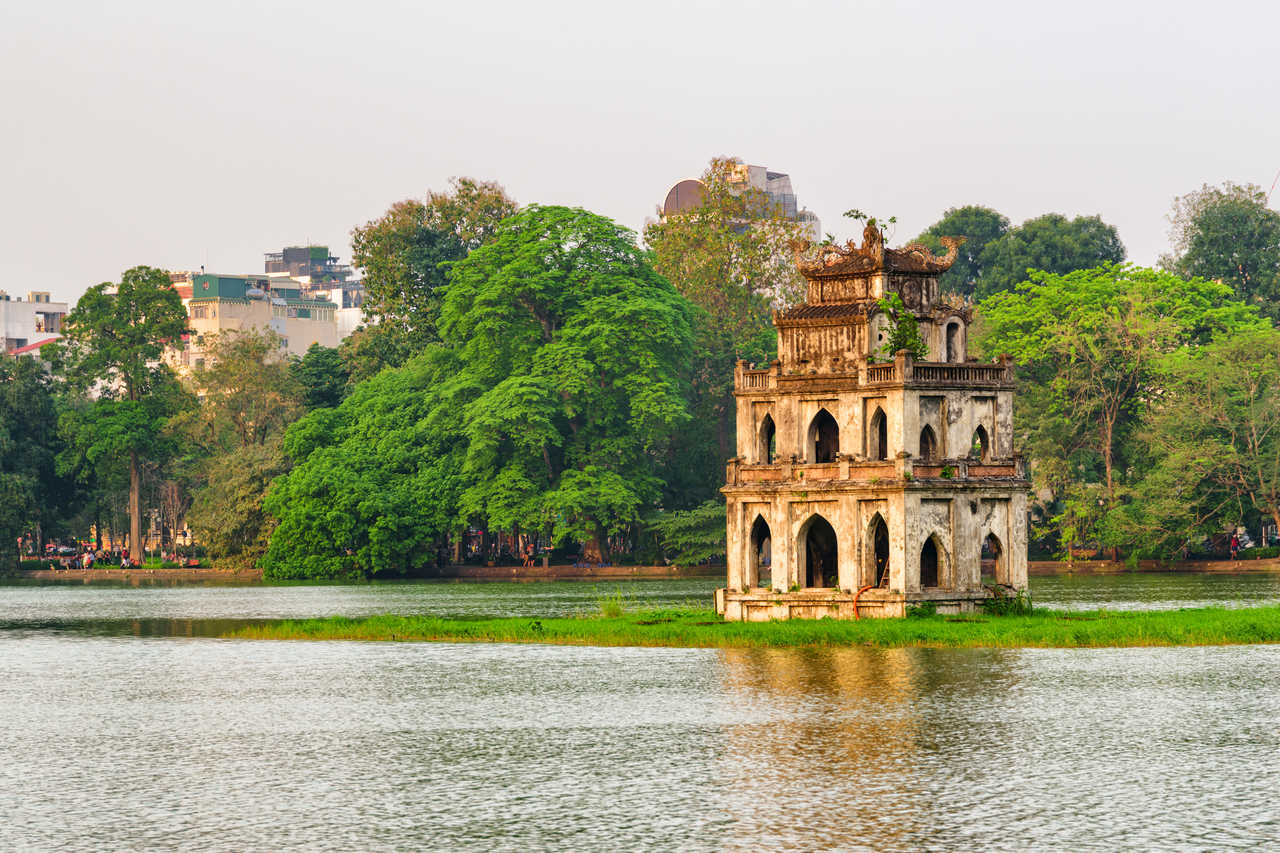 Hanoi et son parc avec la Turtle Tower au Vietnam