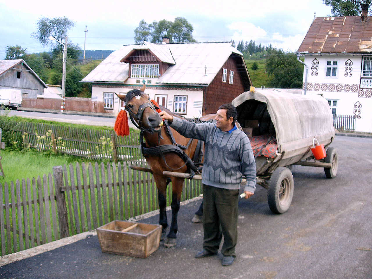homme avec un cheval en Roumanie