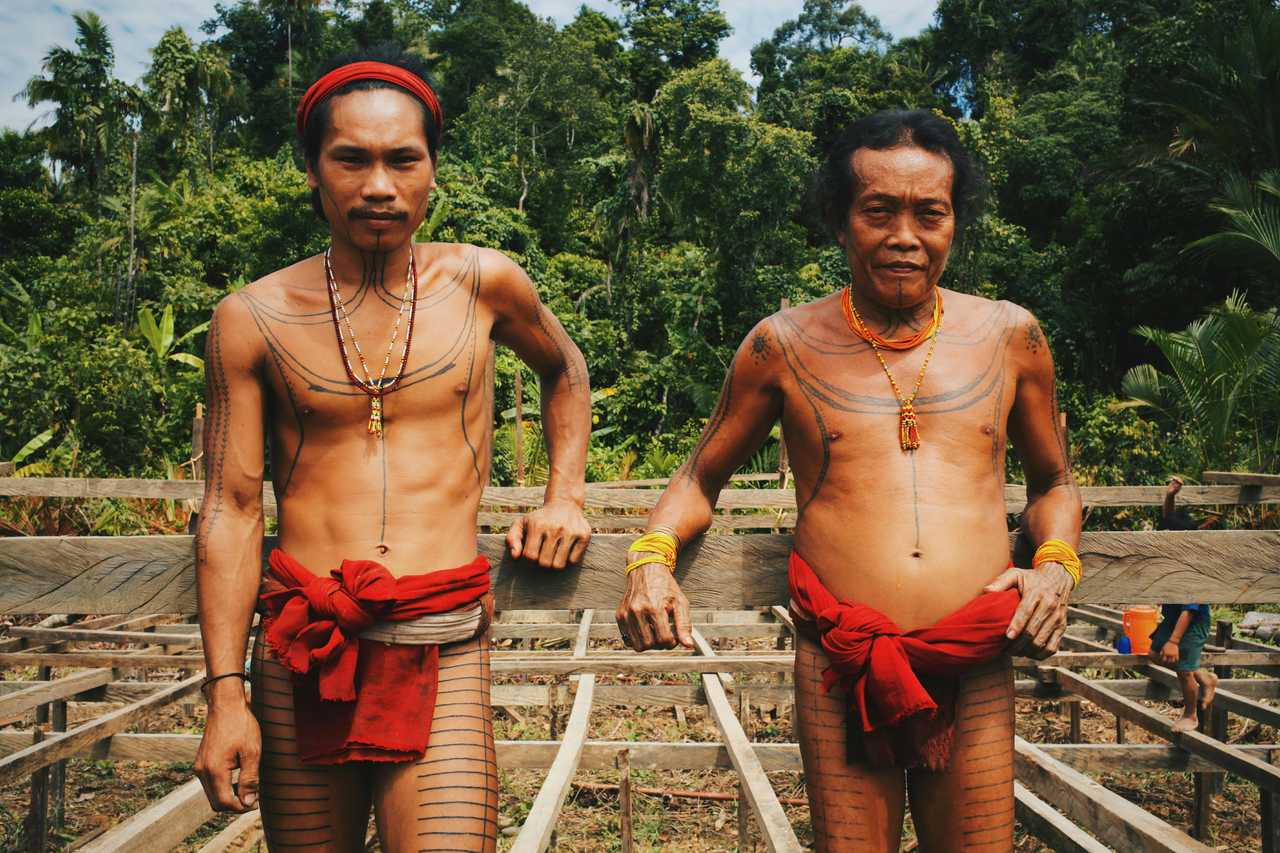 homme de la tribu mentawai à Sumatra