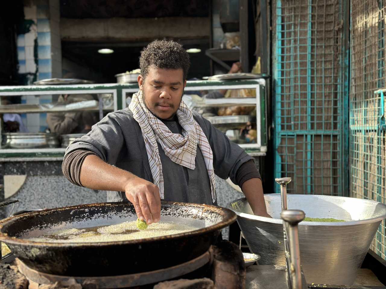 homme qui cuisine au marché de Daraw en Egypte