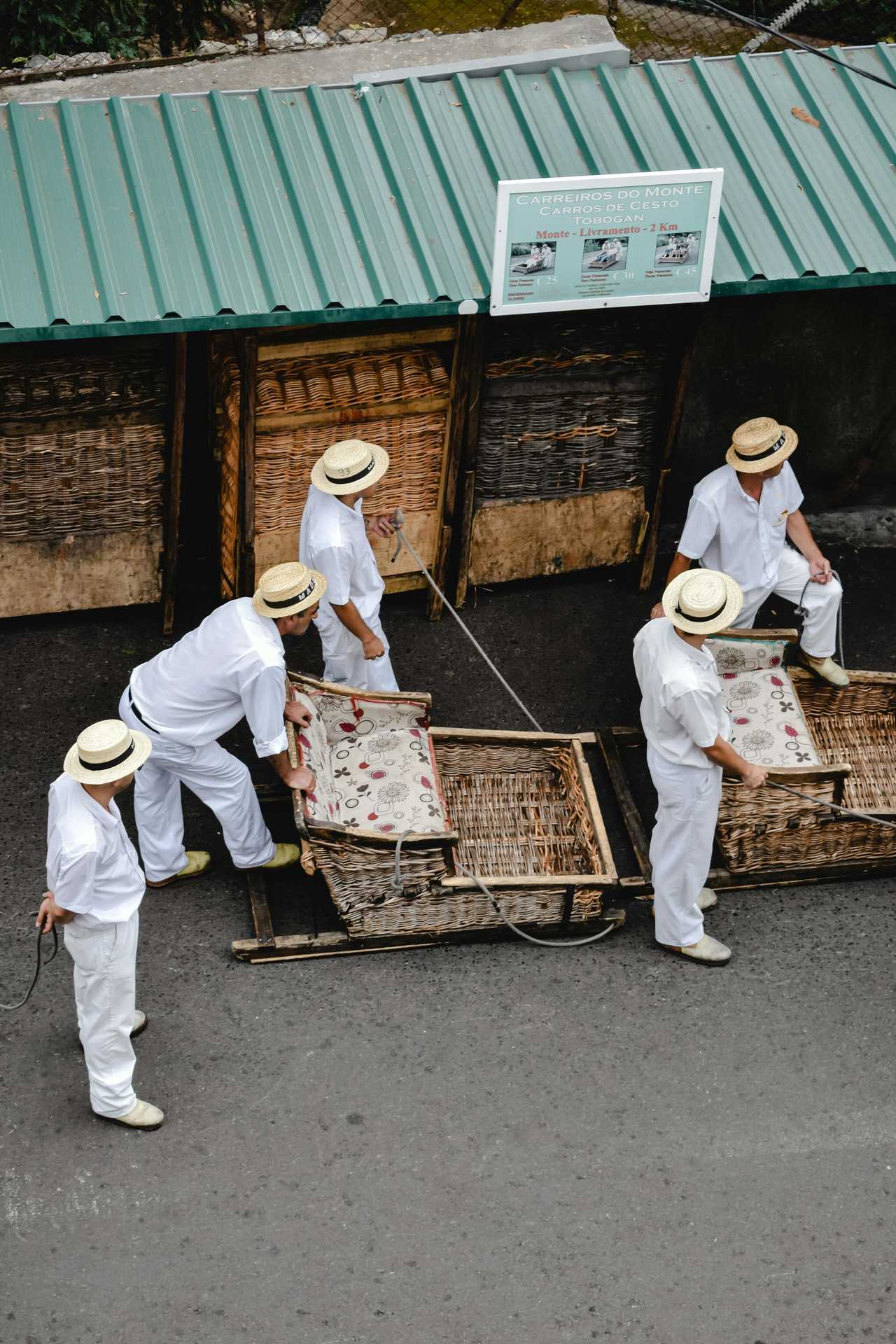 Hommes en tenue traditionnelle à Madère