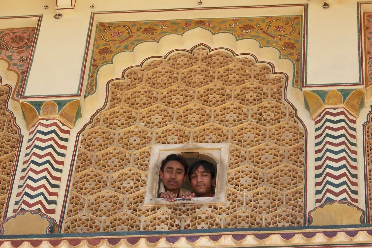 Hommes indiens à la fenêtre du fort d'Amber à Jaipur