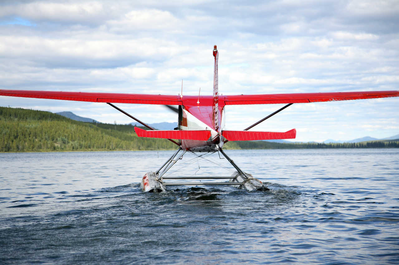 Hydravion au québec, amerrissage sur la rivière au Canada