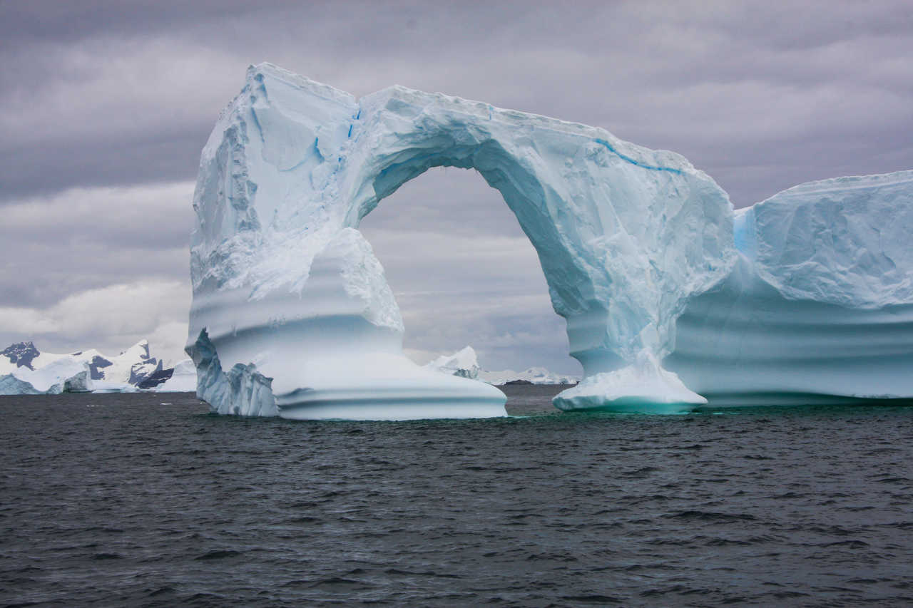 Iceberg géant en arche, Antarctique