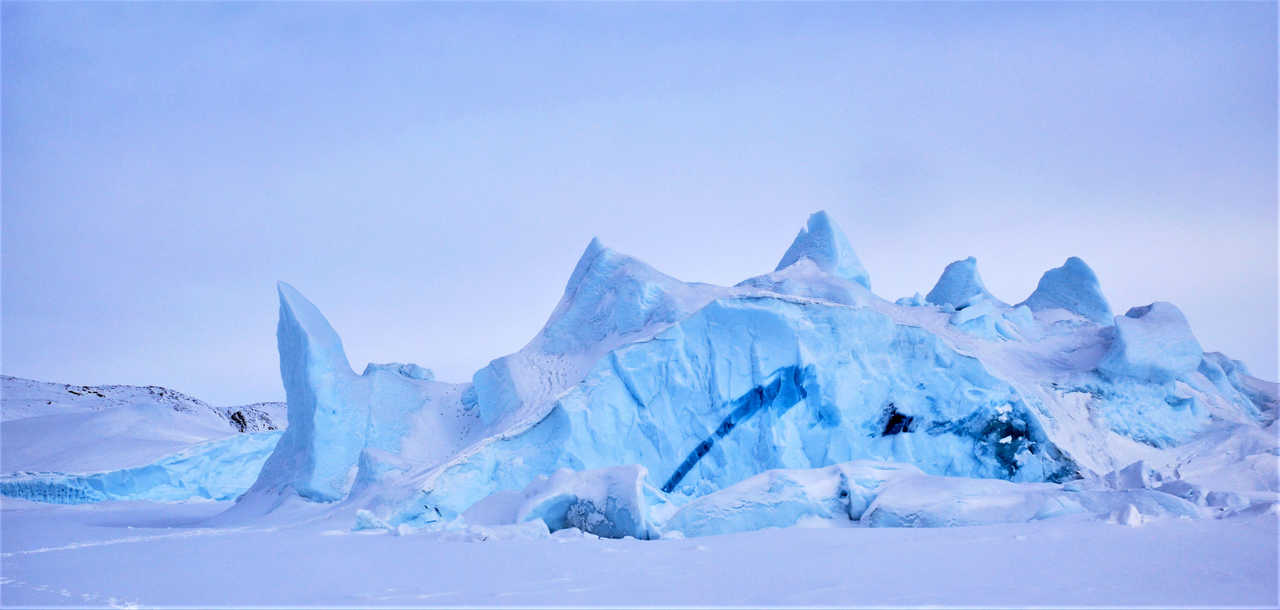iceberg pris dans la glace du Groenland