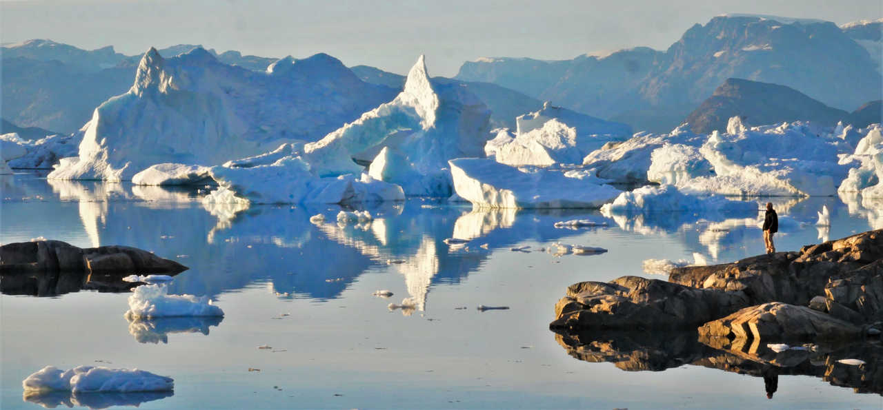 Icebergs vus depuis la côte en Arctique