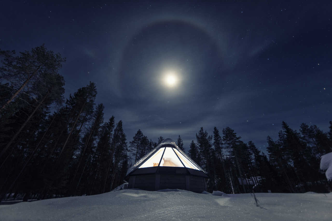 Igloo de verre sous la Lune à Saija