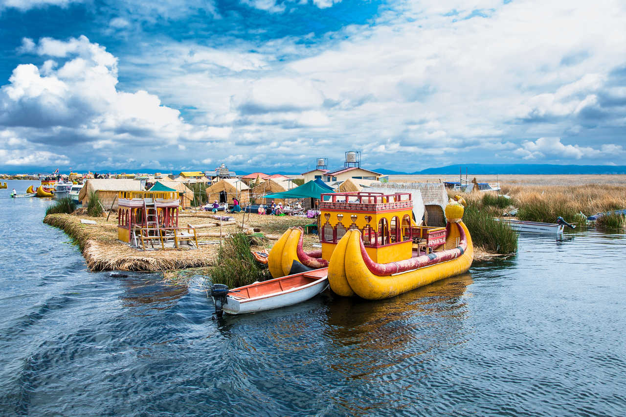 Îles flottantes des Uros en roseaux de totora sur le lac Titicaca, Puno, Pérou.