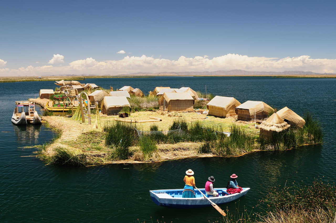 îles flottantes des Uros, sur le lac Titicaca au Pérou