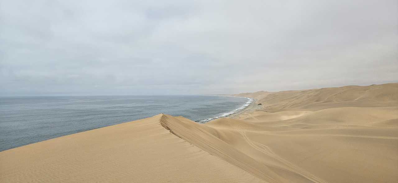Immensité des dunes namibienne qui se jettent sur l'océan