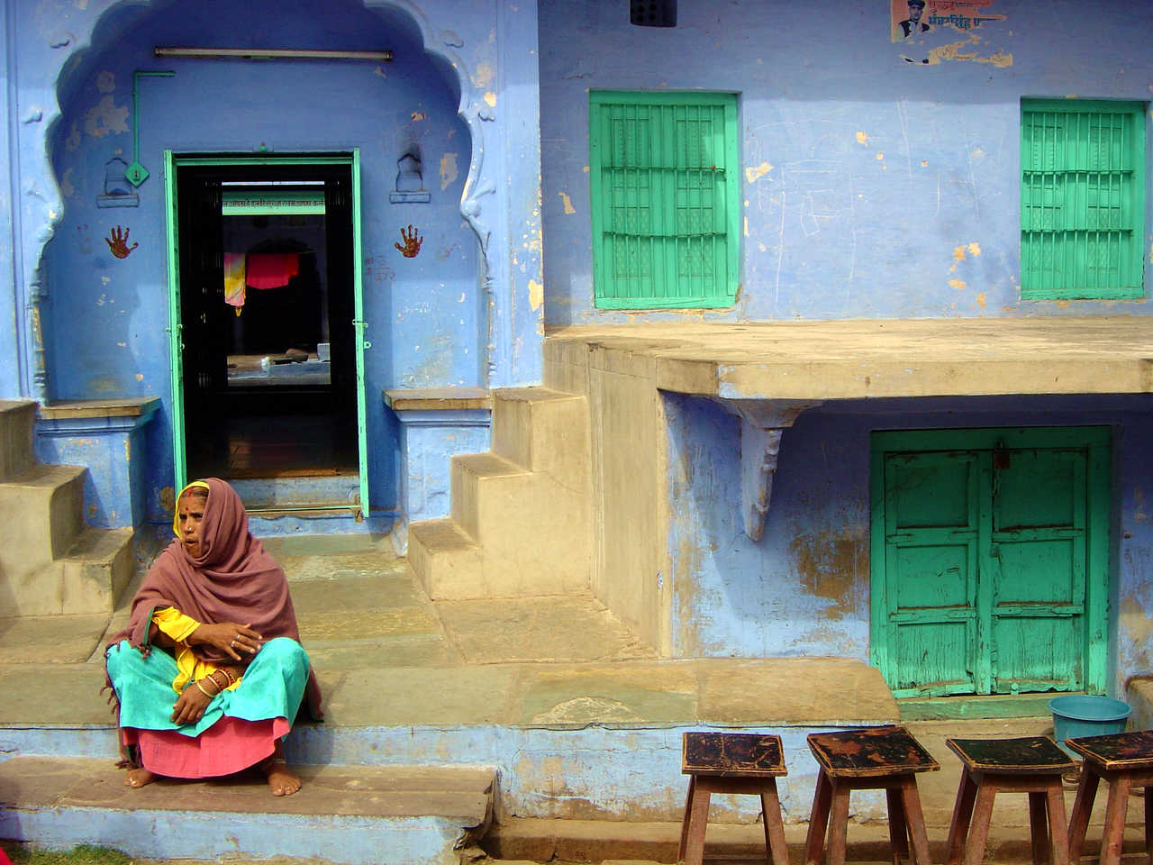 Indienne devant sa maison bleue, Jordhpur, Rajasthan
